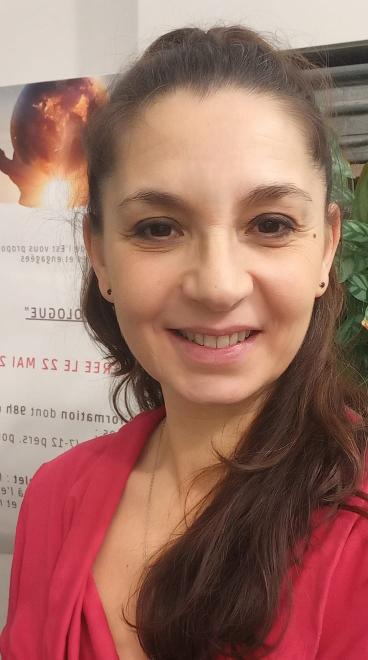 Femme qui se sent libre dans la nature